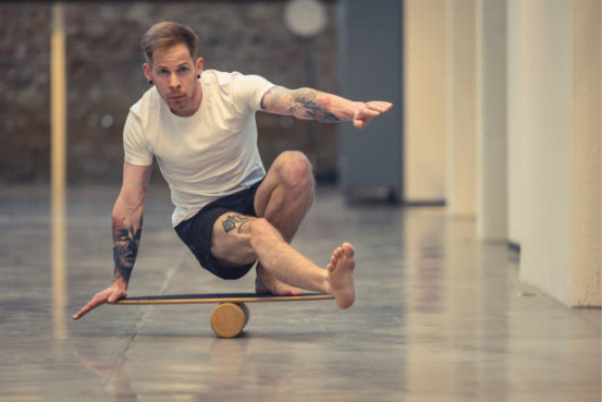 Roller-type balance board used for dynamic training